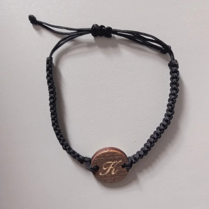 Iniciála - dřevěný náramek s gravírováním - personalizovaný produkt